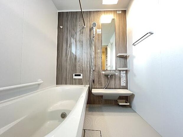 お洗濯にも重宝する浴室乾燥機付き。寒い時期もいつも温かいお湯に浸かれる追い焚き機能付きです。