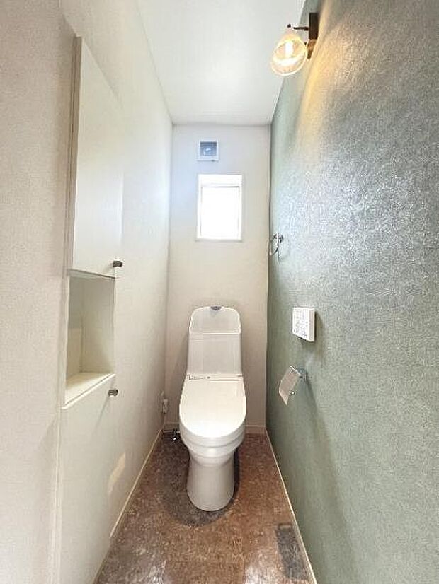 シャワー洗浄機能付のトイレは、清潔感が印象的な空間ですね。