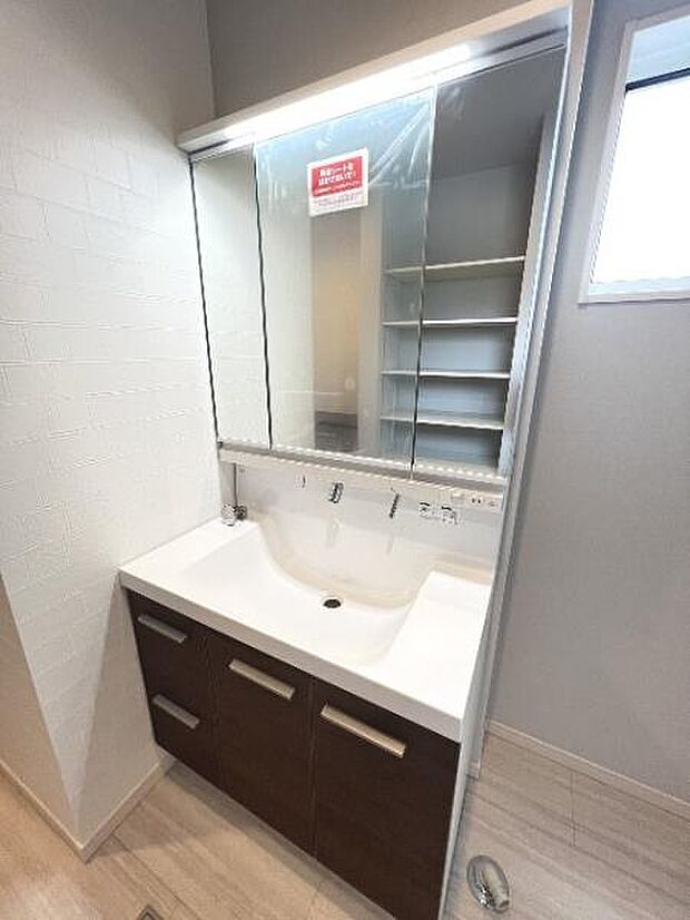 3面鏡タイプの洗面化粧台です。鏡面裏に小物を収納でき、生活感も隠せます。