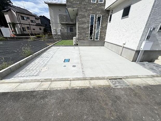 駐車場です。前面道路との高低差も少なく、スムーズに出入りできます。