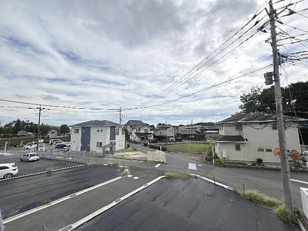 バルコニーからの眺望です。明るい陽射しを浴びながらゆったりと過ごすのも良いですね。
