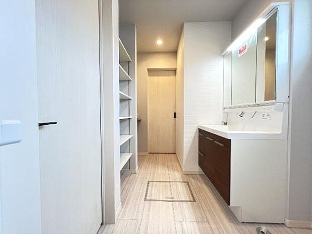 快適で清潔感がある脱衣スペースです。