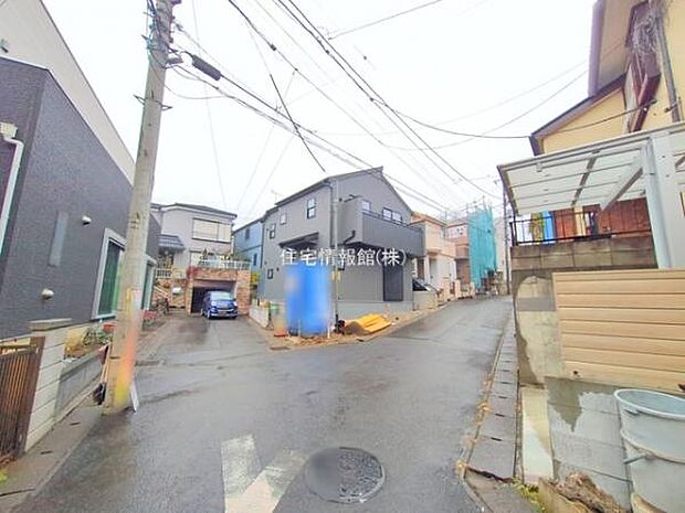 前面道路を含めた現地写真です。