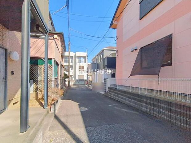 前面道路を含めた現地写真です。