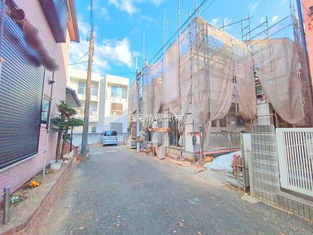 前面道路を含めた現地写真です。