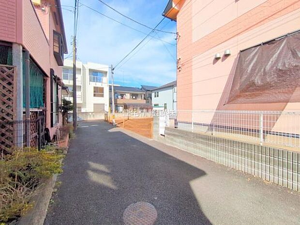 前面道路を含めた現地写真です。