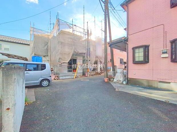 前面道路を含めた現地写真です。