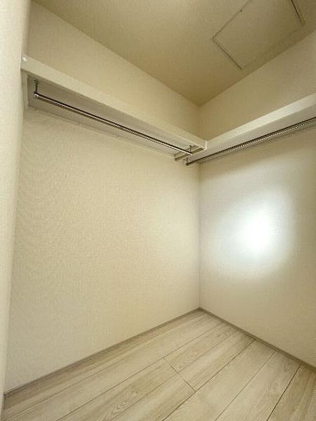 ウォークインクローゼットがあり収納スペースも豊富。季節物もスッキリ片付きそうです。