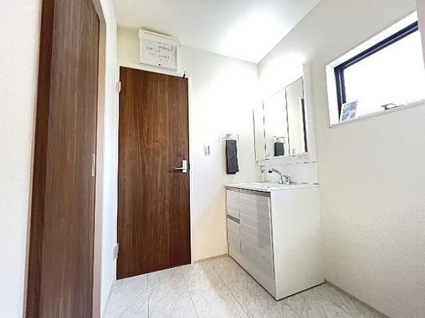 快適で清潔感がある脱衣スペースです。