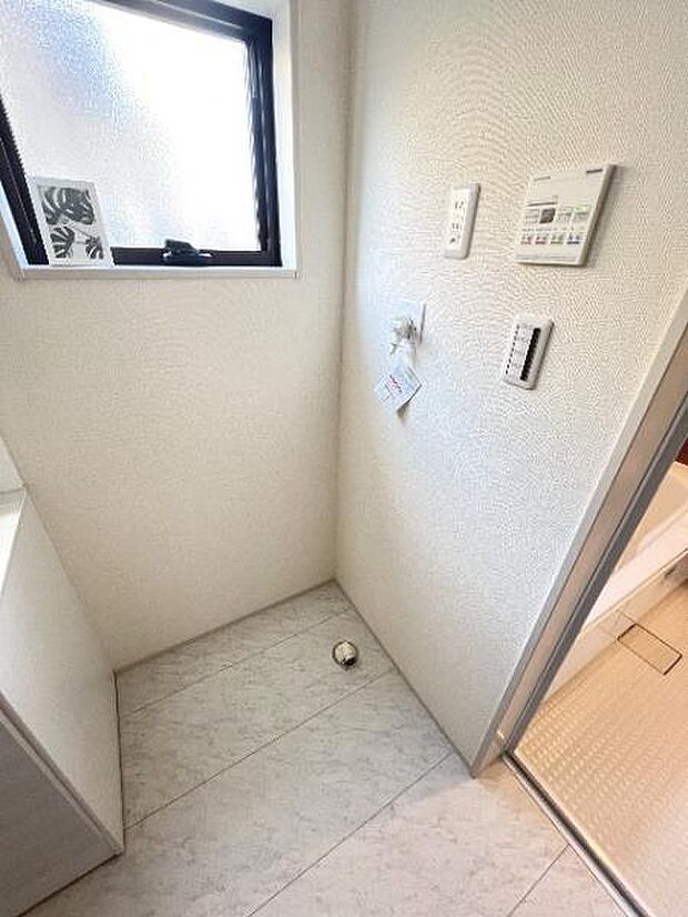 独立洗面台の横にはランドリースペースがございます。