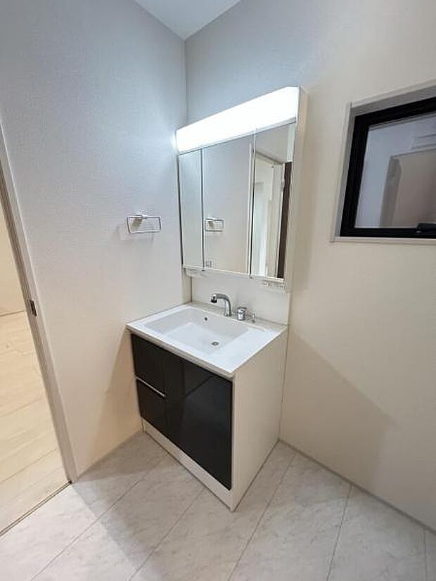 洗面化粧台です。朝の身支度から1日が始まります。