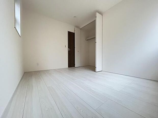 いつでもお部屋をスッキリお使い頂ける収納スペースを設置。