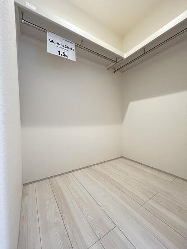 ウォークインクローゼットがあり収納スペースも豊富。季節物もスッキリ片付きそうです。