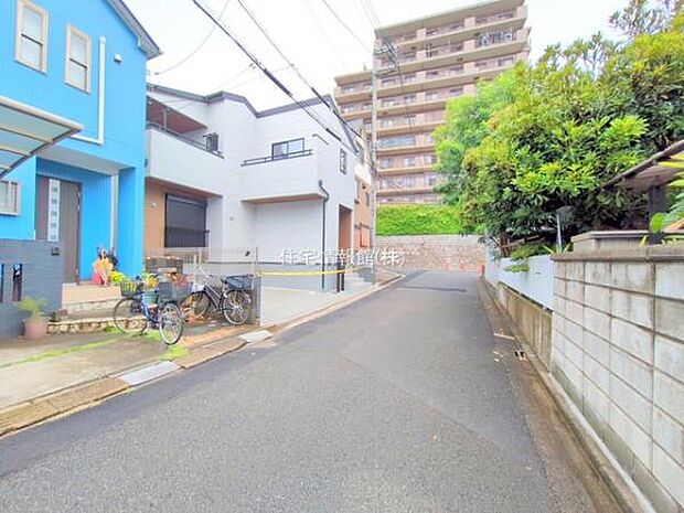 前面道路を含めた現地写真です。