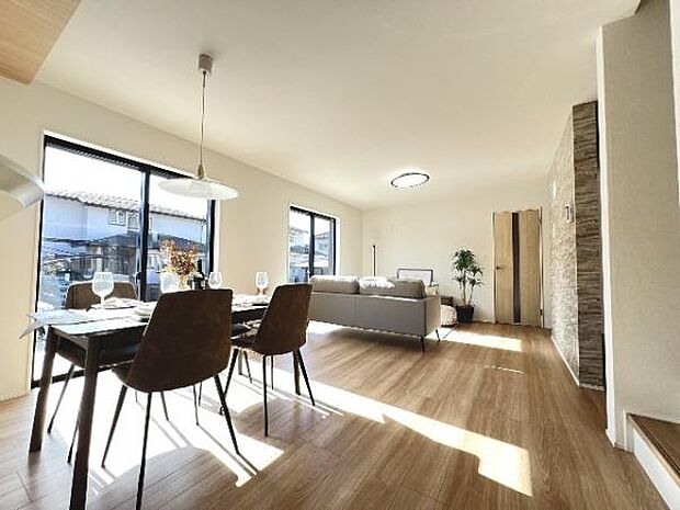 暖かな日差しが差し込むリビングダイニングです。