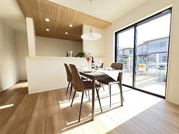 ご家族の温かい時間を演出するダイニングスペースです。