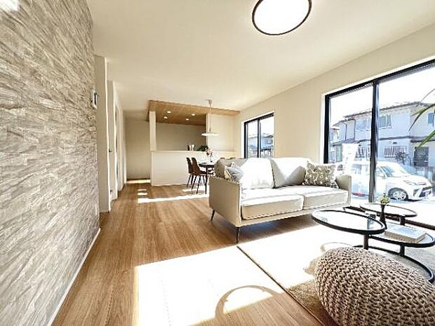 明るい日差しが入る風通しの良いリビングです。