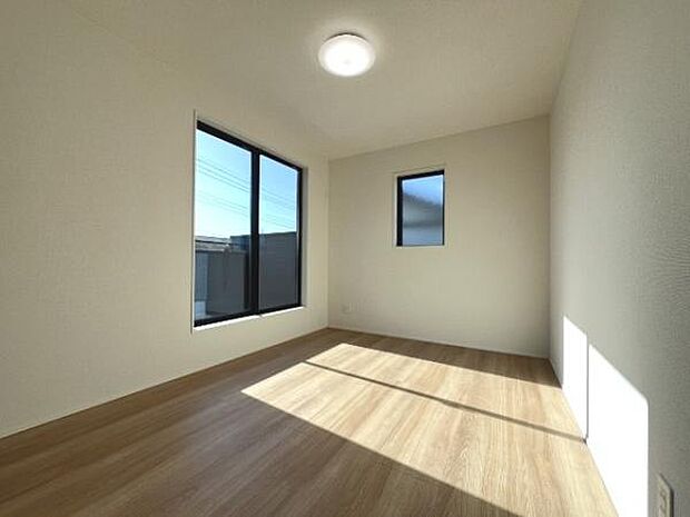 明るい広々とした主寝室でご家族ゆっくりお休みになれますね。