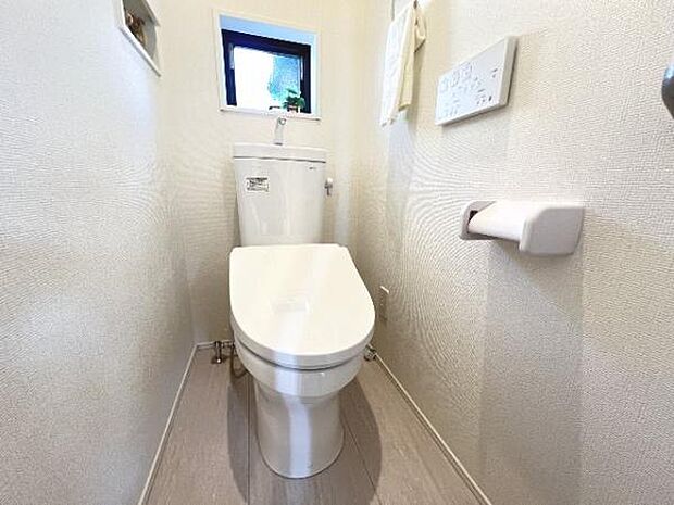 シャワー洗浄機能付のトイレは、清潔感が印象的な空間ですね。