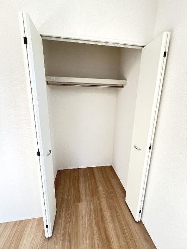 中の物を確認しやすく、取り出しやすい収納スペース。お部屋を広々とお使いいただけます。