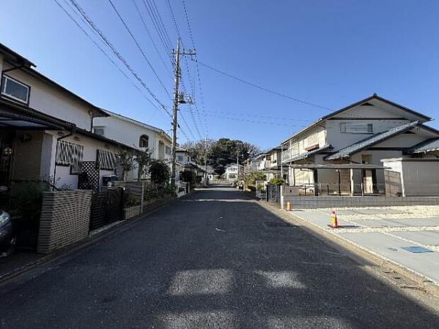 前面道路を含めた現地写真です。