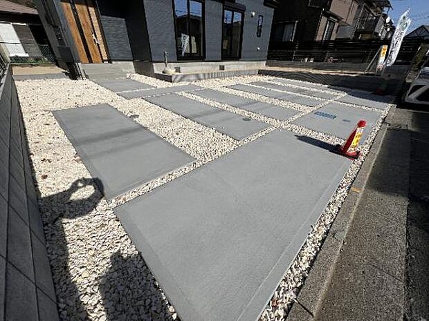 駐車場です。前面道路との高低差も少なく、スムーズに出入りできます。