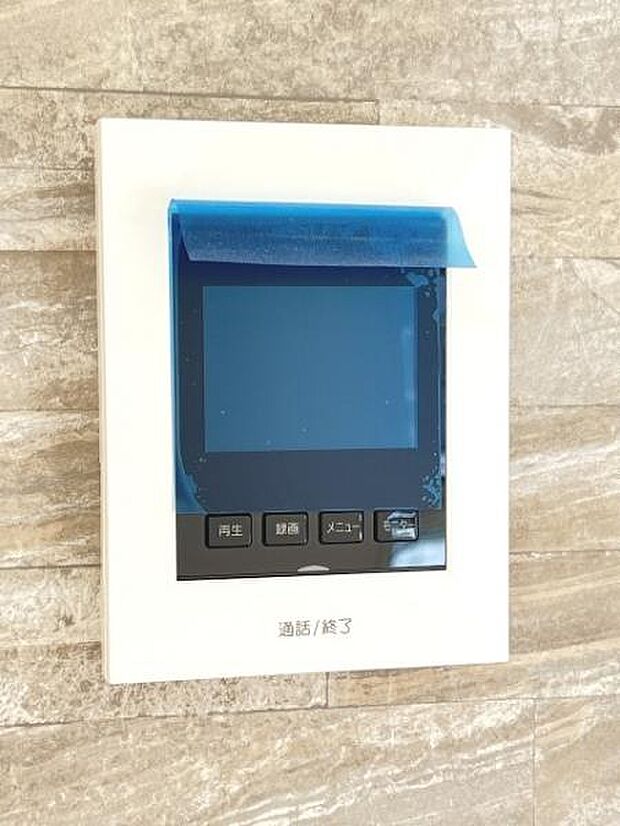 訪問者が一目で分かるTVモニタ付きインターフォンを装備した心強さも魅力なお住まいです。