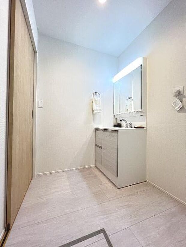 快適で清潔感がある脱衣スペースです。