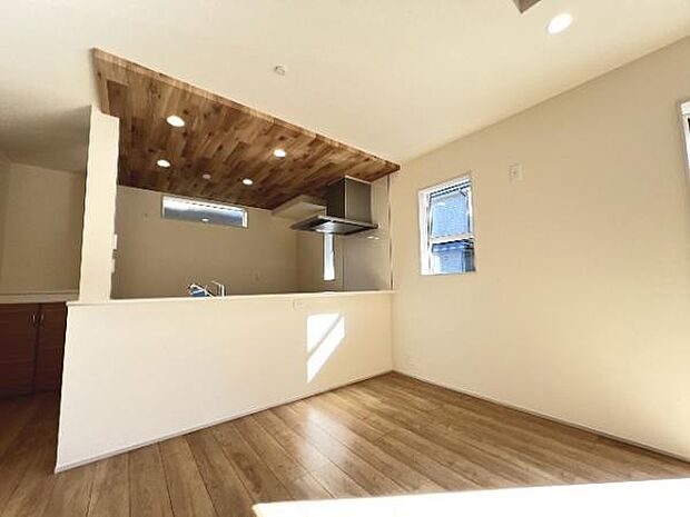 ご家族でゆったり食事が楽しめるダイニングスペースです。