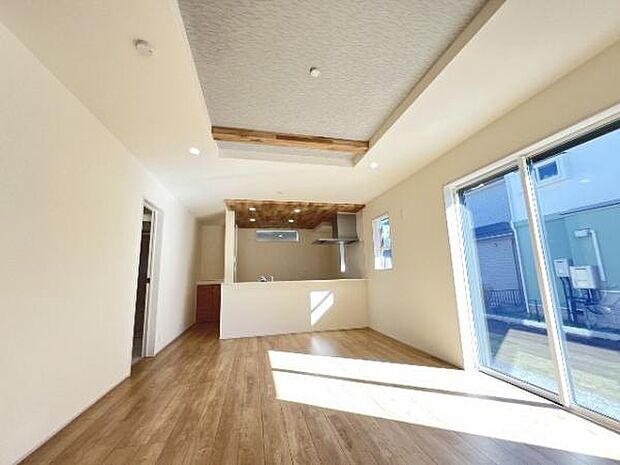 明るい日差しが入る風通しの良いリビングです。