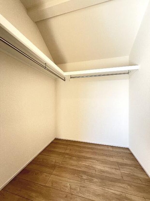 ウォークインクローゼットは、ハンガーパイプや枕棚が備わっており、お洋服等すっきりと収納いただけます。