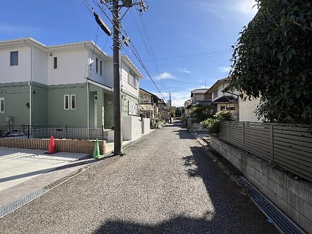 前面道路を含めた現地写真です。