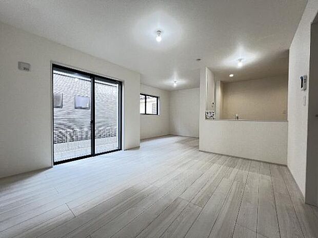 明るい日差しが入る風通しの良いリビングです。