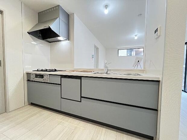 ご家族を見守りながら家事が捗る対面式キッチン。お料理をしながらご家族のサポートも可能です。