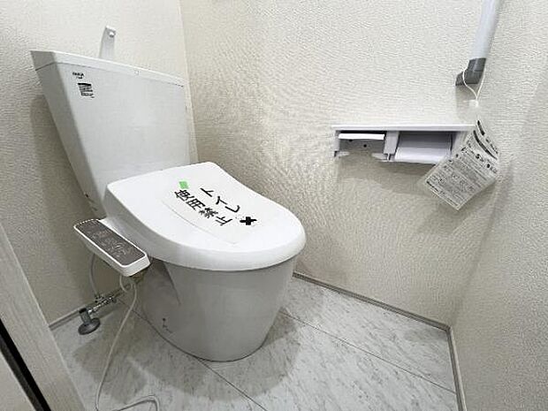 シャワー洗浄機能付のトイレは、清潔感が印象的な空間ですね。