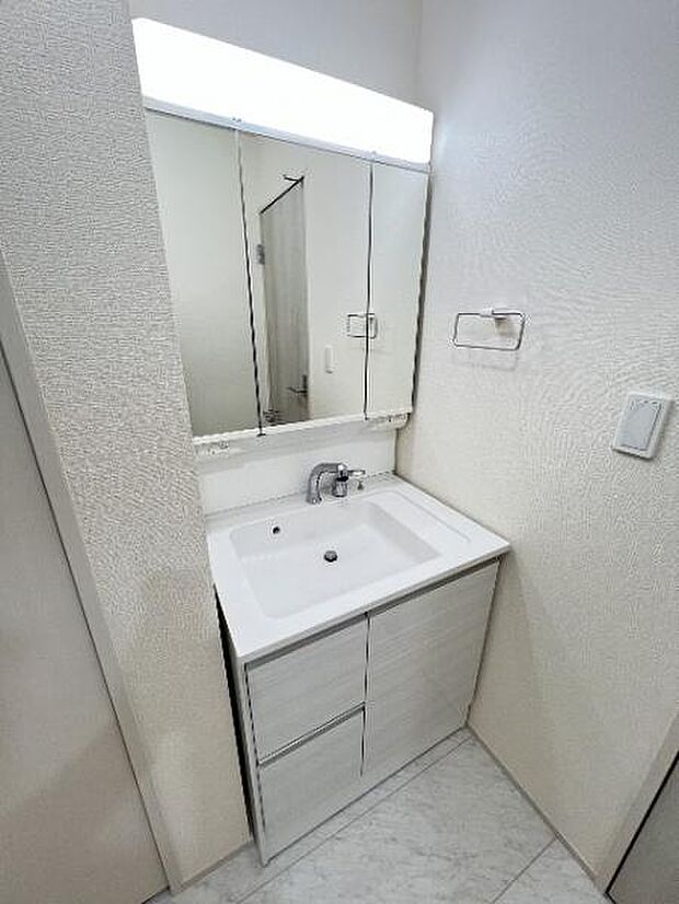 シャワー付き洗面化粧台です。手軽にシャンプーができ、お掃除もしやすいですね。