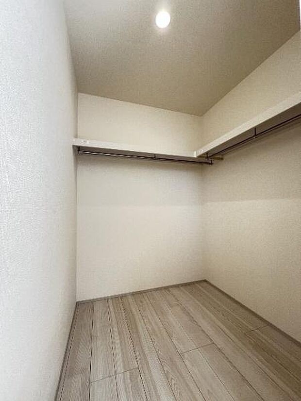 ウォークインクローゼットは、ハンガーパイプや枕棚が備わっており、お洋服等すっきりと収納いただけます。