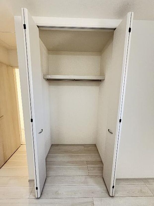 中の物を確認しやすく、取り出しやすい収納スペース。お部屋を広々とお使いいただけます。