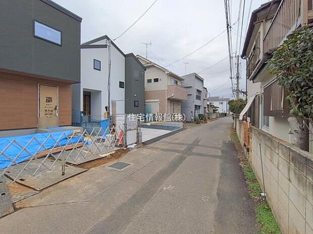 前面道路を含めた現地写真です。