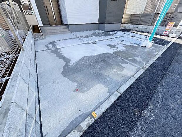 駐車場です。前面道路との高低差も少なく、スムーズに出入りできます。