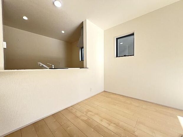 キッチン正面にダイニングセットを配置することで、配膳もスムーズに。調理中も会話を楽しめます。