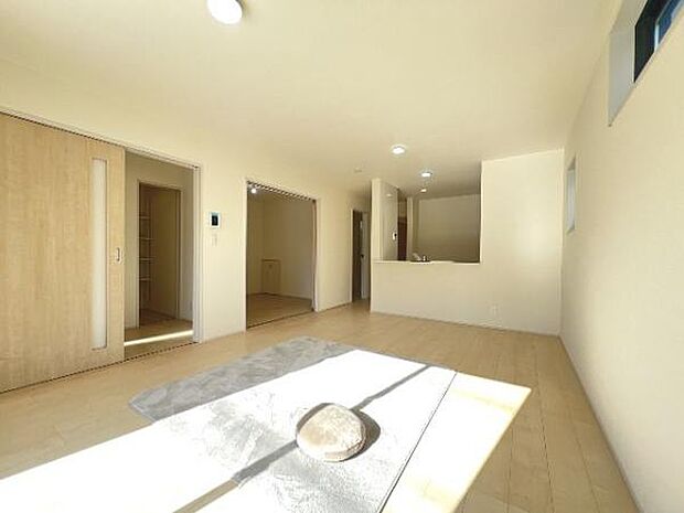 明るい日差しが入る風通しの良いリビングです。