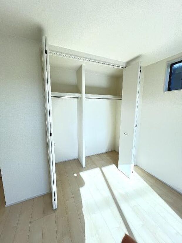 いつでもお部屋をスッキリお使い頂ける収納スペースを設置。