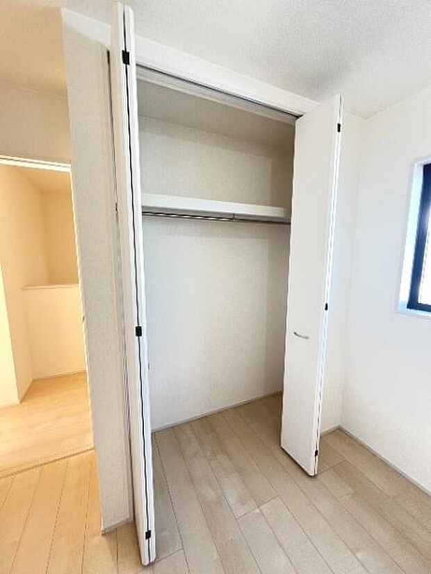 中の物を確認しやすく、取り出しやすい収納スペース。お部屋を広々とお使いいただけます。