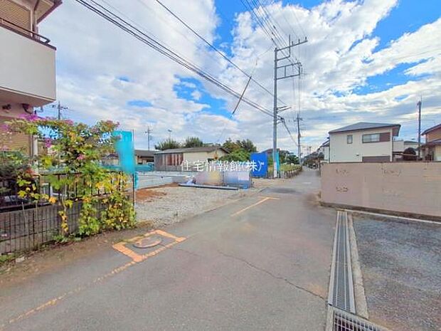 前面道路を含めた現地写真です。