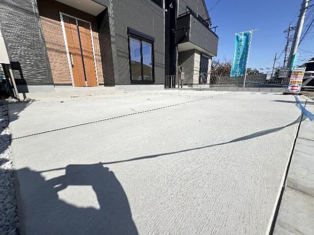 駐車場です。前面道路との高低差も少なく、スムーズに出入りできます。