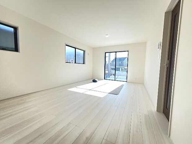 暖かな日差しが差し込むリビングダイニングです。