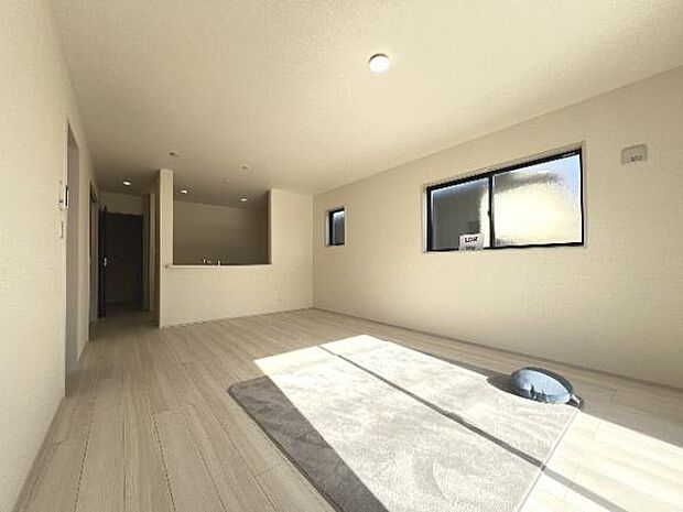 明るい日差しが入る風通しの良いリビングです。