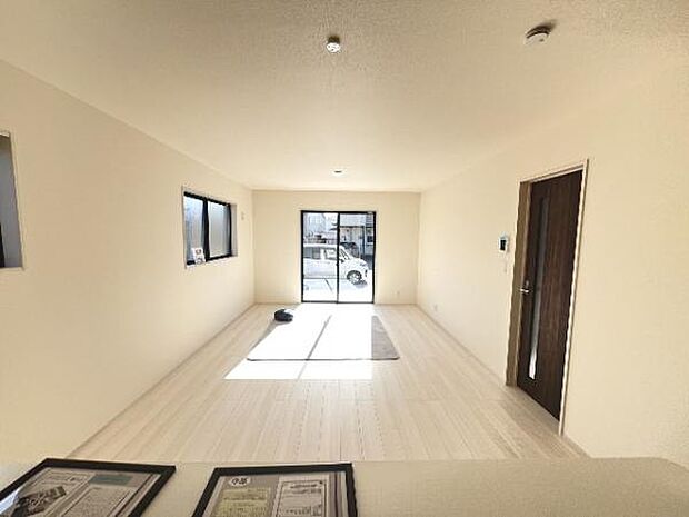 キッチンからリビングが見渡せ、お料理中もご家族の様子を見守れます