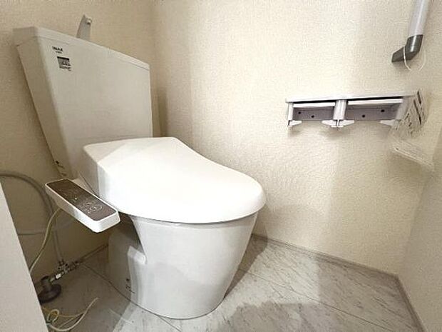 シャワー洗浄機能付のトイレは、清潔感が印象的な空間ですね。